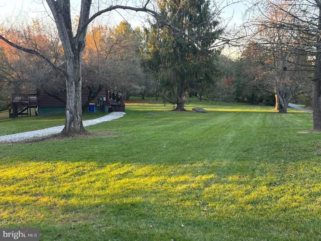Image 2 of property listing at 11584 CROSS ROADS AVE, Felton, PA 17322