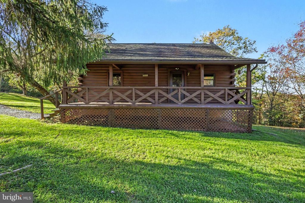 Image 1 of property listing at 11584 CROSS ROADS AVE, Felton, PA 17322