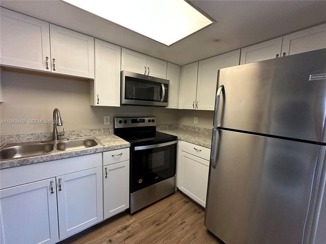 6060 Village Circle, Orlando, FL 32822