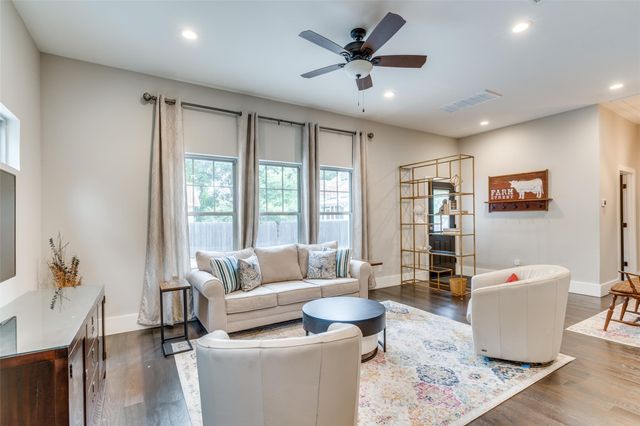 911 Farm ST, Bastrop, TX 78602