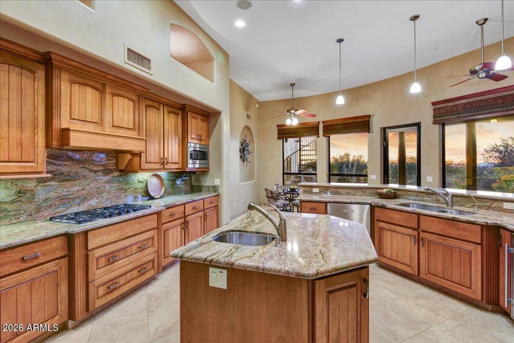 Image 13 of property listing at 822 S BROADWAY Lane, Gold Canyon, AZ 85119