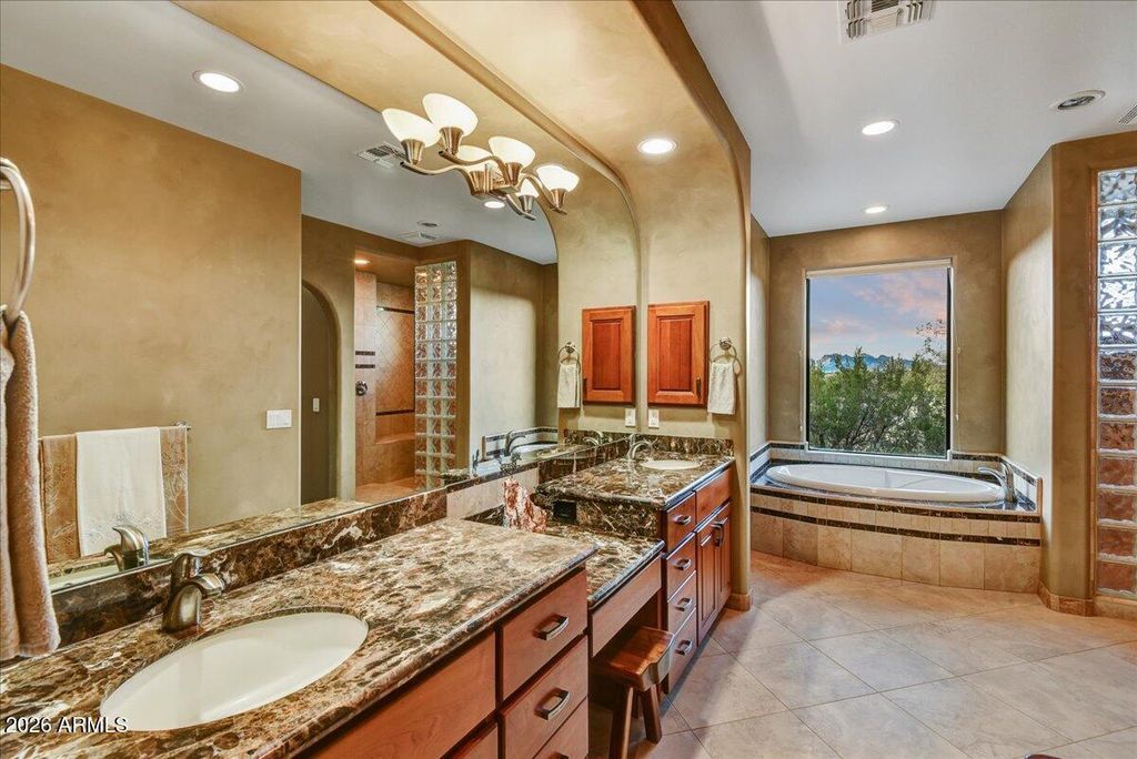 Image 17 of property listing at 822 S BROADWAY Lane, Gold Canyon, AZ 85119