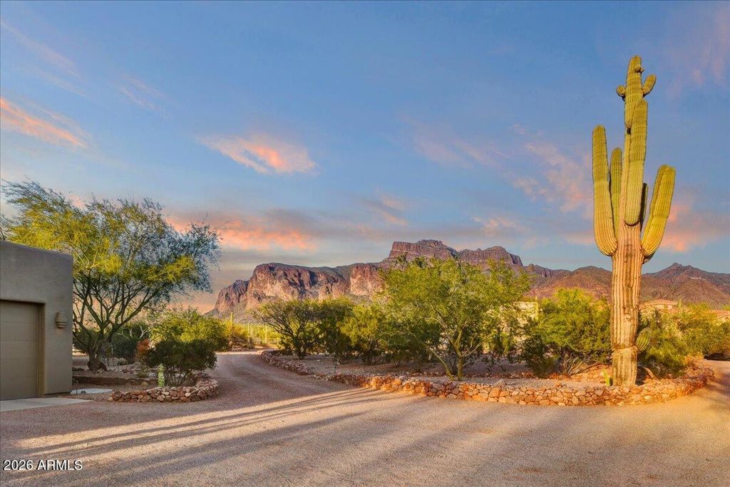 Image 23 of property listing at 822 S BROADWAY Lane, Gold Canyon, AZ 85119