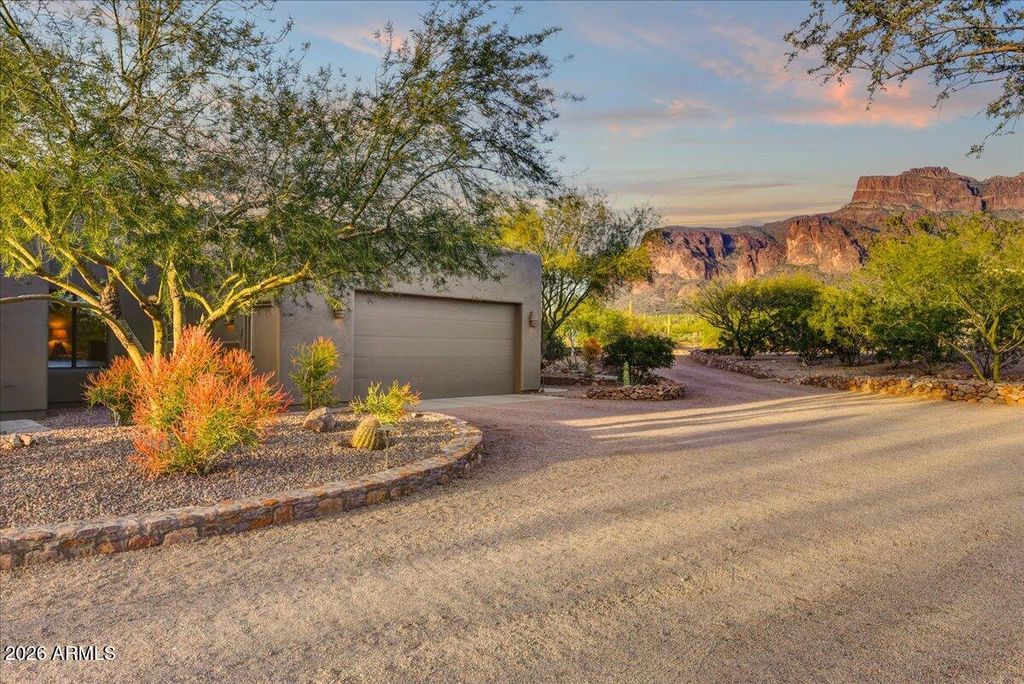 Image 24 of property listing at 822 S BROADWAY Lane, Gold Canyon, AZ 85119