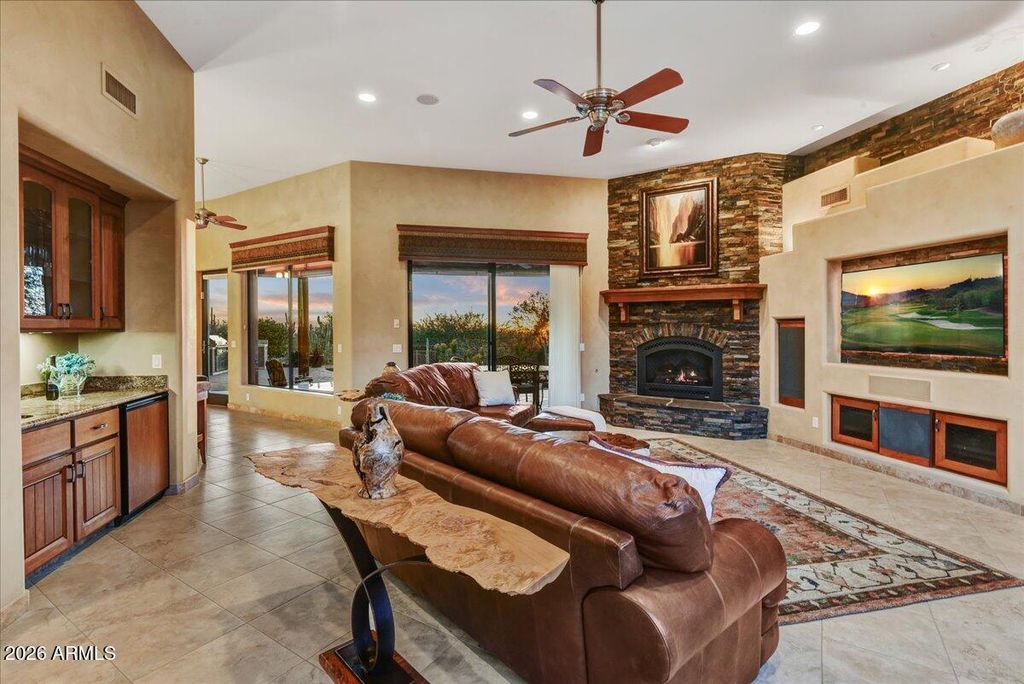 Image 9 of property listing at 822 S BROADWAY Lane, Gold Canyon, AZ 85119