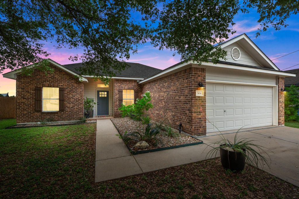 504 Lydia LN, Thrall, TX 76578