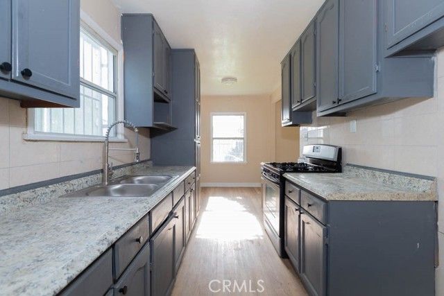 1055 W 84th, Los Angeles, CA 90044