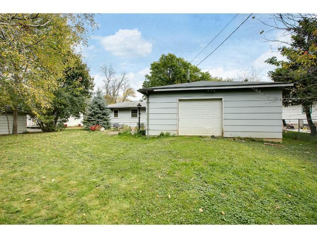 21 Farrell Street N, Maplewood, MN 55119
