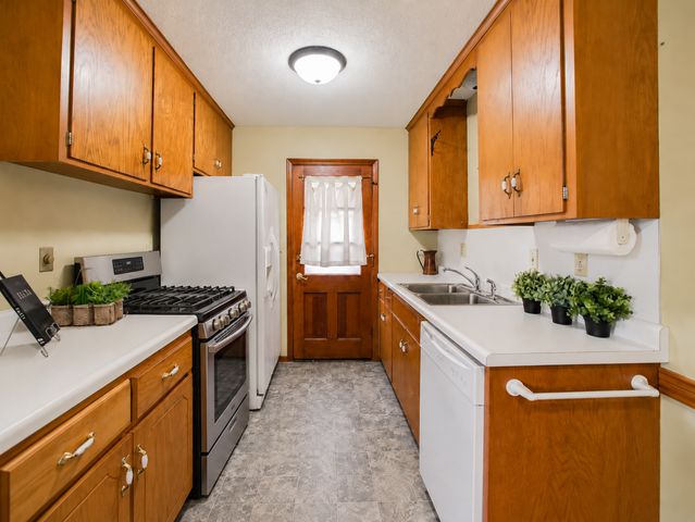 21 Farrell Street N, Maplewood, MN 55119