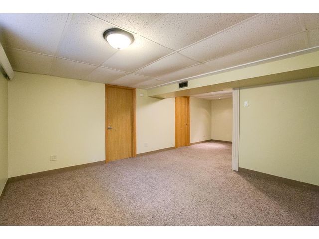 21 Farrell Street N, Maplewood, MN 55119