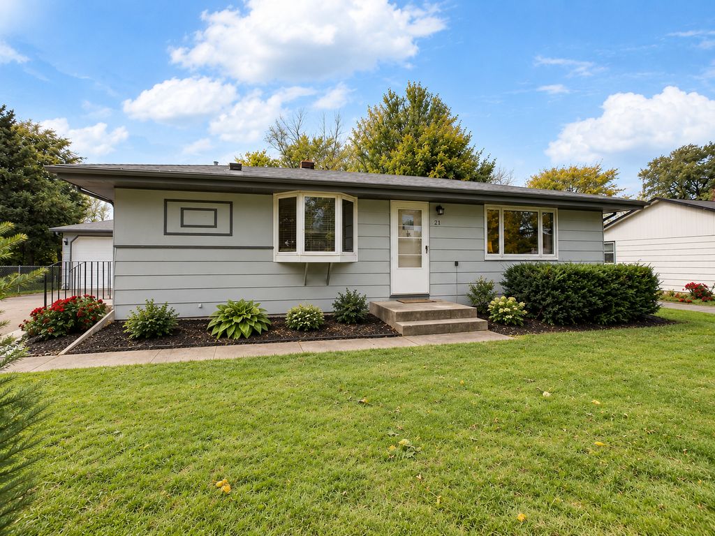 21 Farrell Street N, Maplewood, MN 55119