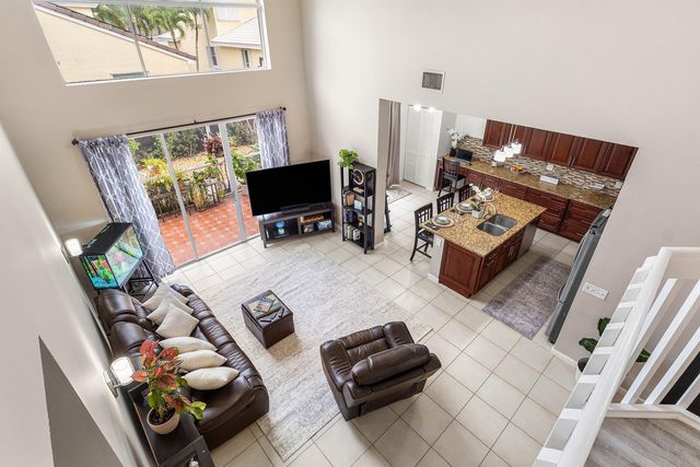 1030 Fairfax Circle W, Boynton Beach, FL 33436