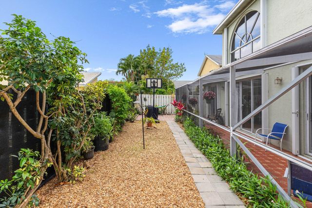 1030 Fairfax Circle W, Boynton Beach, FL 33436