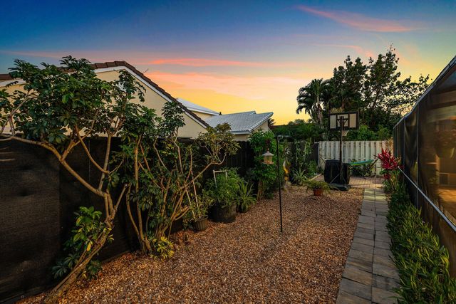 1030 Fairfax Circle W, Boynton Beach, FL 33436