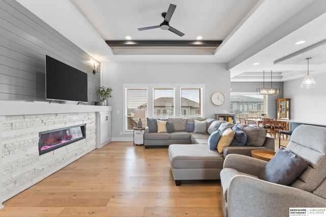 18503 Locust Street, Elkhorn, NE 68022