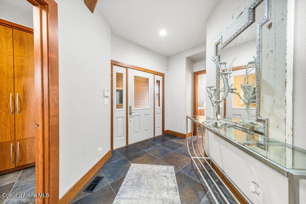 8817 W RIVERVIEW DR, Coeur d'Alene, ID 83814 photo 3