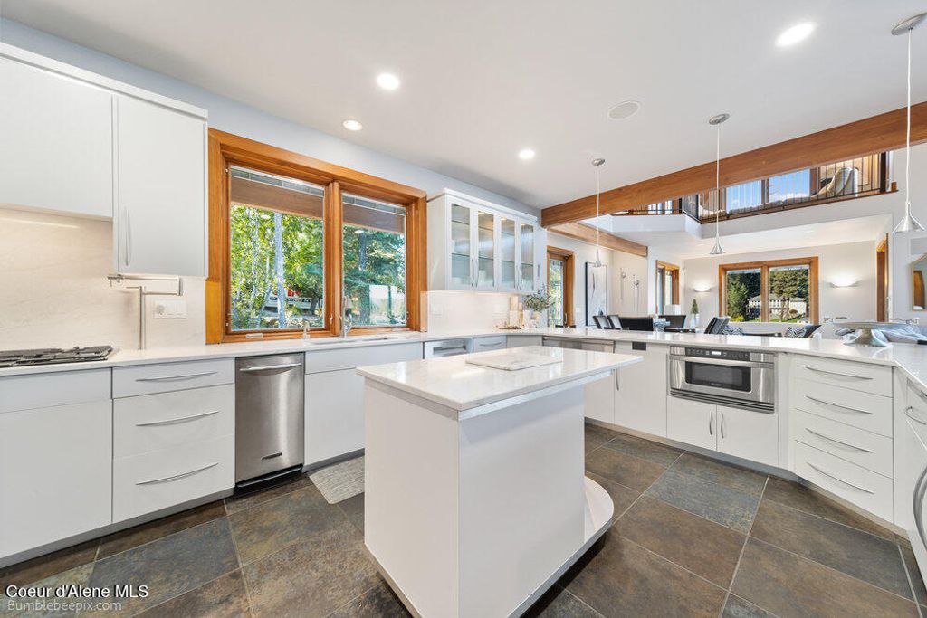 8817 W RIVERVIEW DR, Coeur d'Alene, ID 83814 photo 9