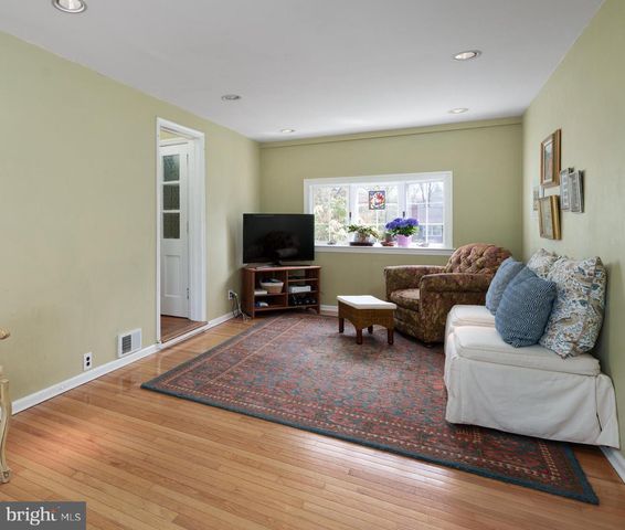 17 PARK AVE, Pennington, NJ 08534