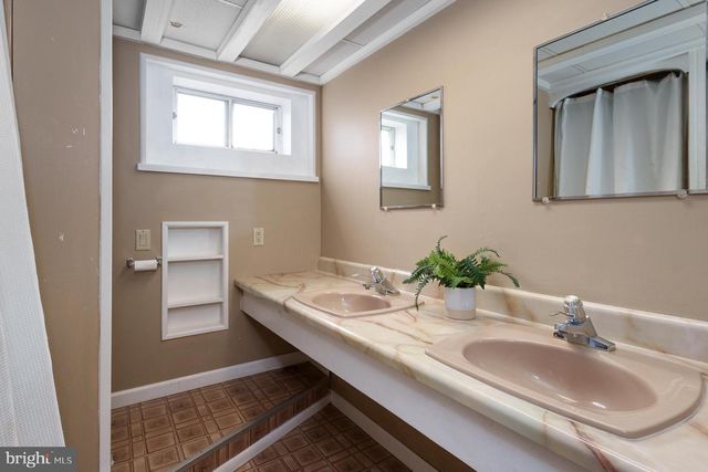 17 PARK AVE, Pennington, NJ 08534
