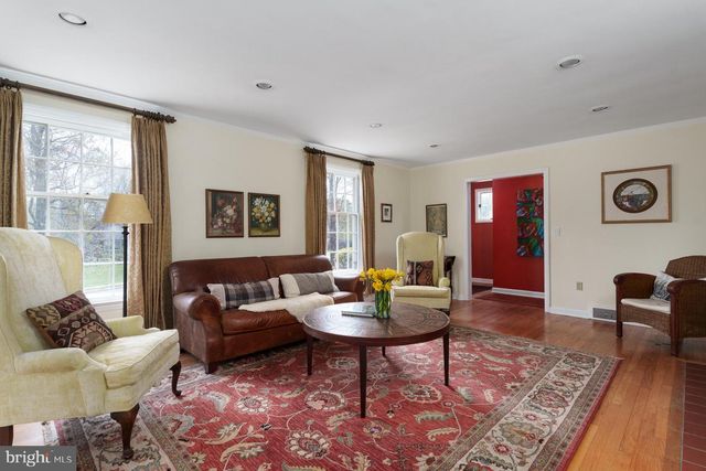 17 PARK AVE, Pennington, NJ 08534