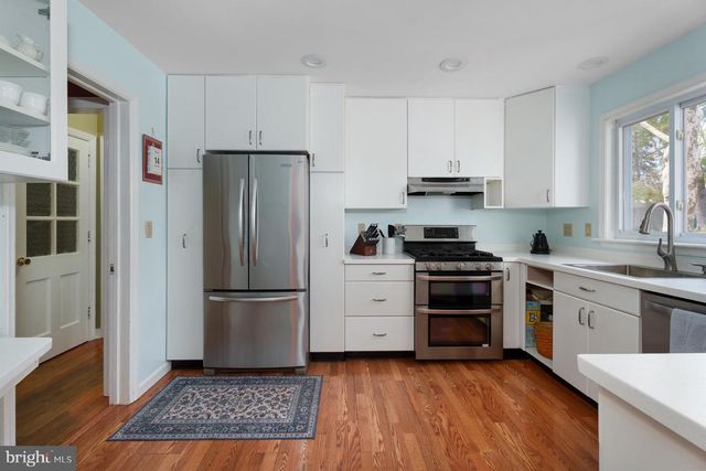 17 PARK AVE, Pennington, NJ 08534