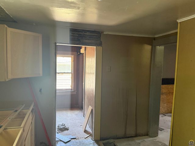 911 SW 3rd ST, Topeka, KS 66606
