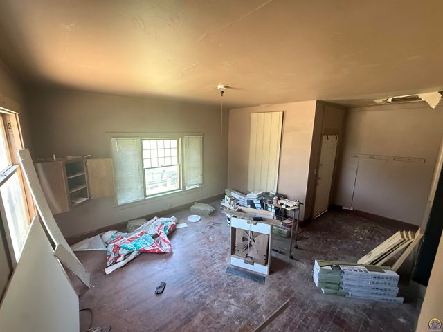 911 SW 3rd ST, Topeka, KS 66606