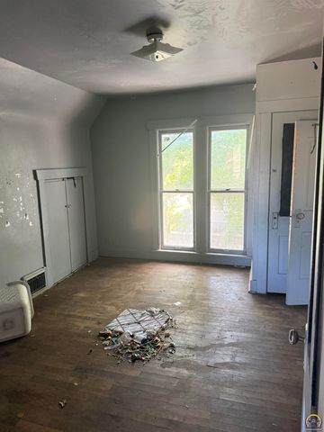 911 SW 3rd ST, Topeka, KS 66606