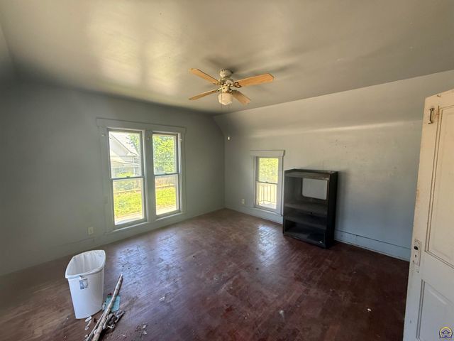 911 SW 3rd ST, Topeka, KS 66606