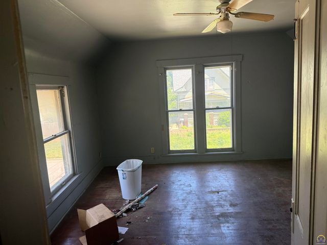911 SW 3rd ST, Topeka, KS 66606