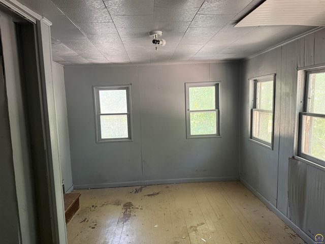 911 SW 3rd ST, Topeka, KS 66606