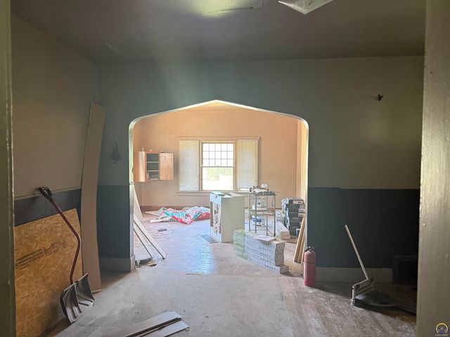 911 SW 3rd ST, Topeka, KS 66606