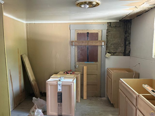 911 SW 3rd ST, Topeka, KS 66606