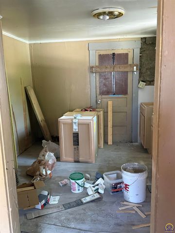 911 SW 3rd ST, Topeka, KS 66606