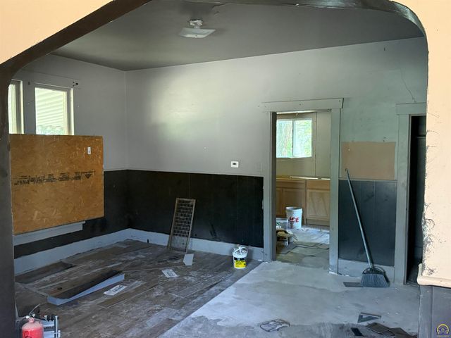 911 SW 3rd ST, Topeka, KS 66606