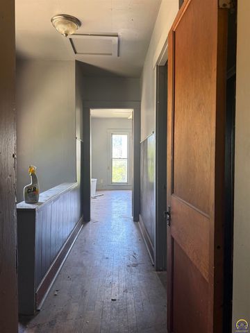 911 SW 3rd ST, Topeka, KS 66606