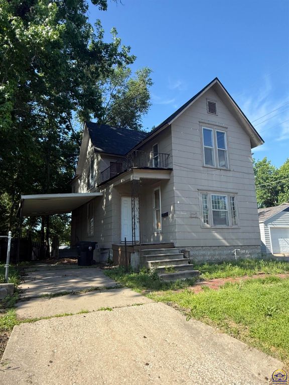 911 SW 3rd ST, Topeka, KS 66606