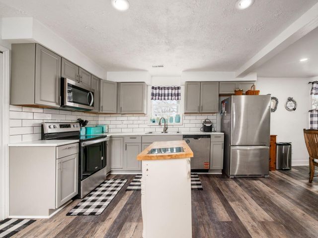 24 Main Street, Bloomingburg, OH 43106