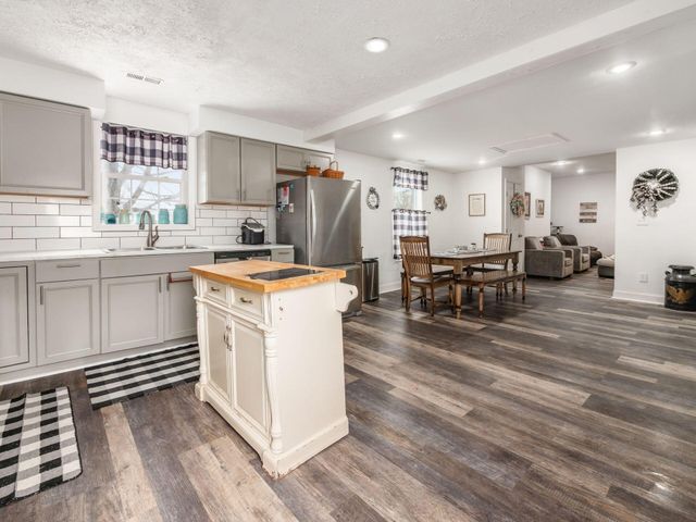 24 Main Street, Bloomingburg, OH 43106