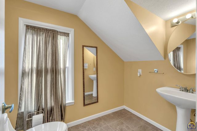 1278 SW Collins AVE, Topeka, KS 66604