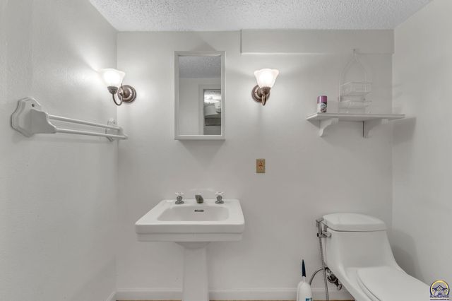 1278 SW Collins AVE, Topeka, KS 66604