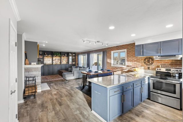 5810 Riley Street APT 8, San Diego, CA 92110