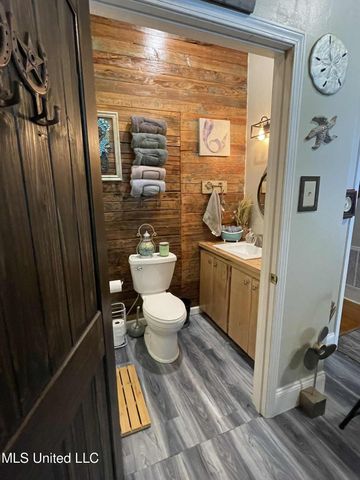 1204 Porter Avenue, Ocean Springs, MS 39564