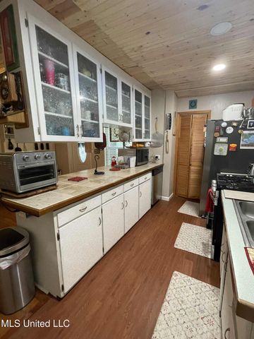 1204 Porter Avenue, Ocean Springs, MS 39564