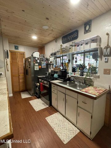 1204 Porter Avenue, Ocean Springs, MS 39564