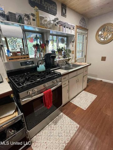 1204 Porter Avenue, Ocean Springs, MS 39564