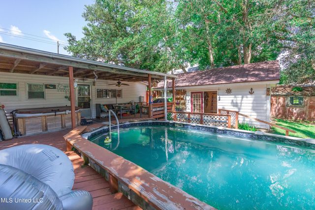 1204 Porter Avenue, Ocean Springs, MS 39564