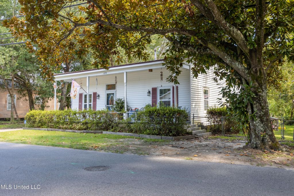 1204 Porter Avenue, Ocean Springs, MS 39564