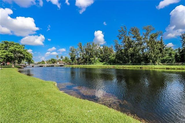 16465 NE 22nd Avenue 105, North Miami Beach, FL 33160