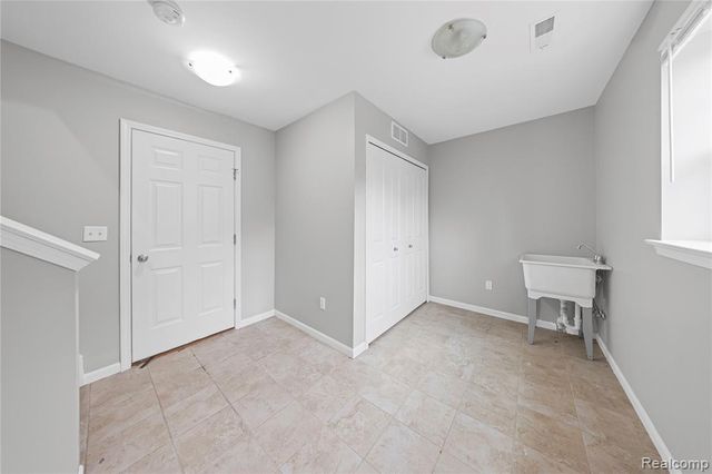 4592 Bradley Circle, Troy, MI 48085